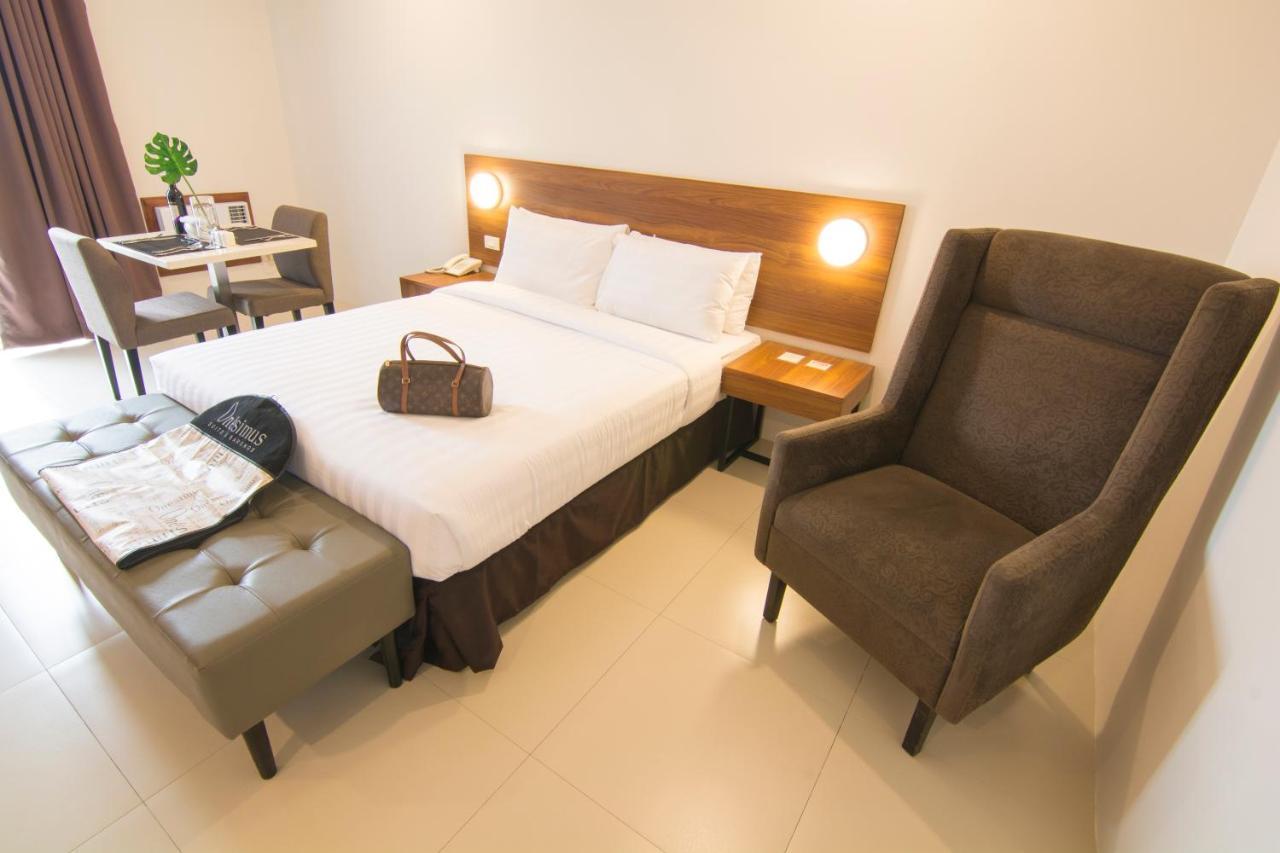 Mango Suites Cauayan Екстериор снимка